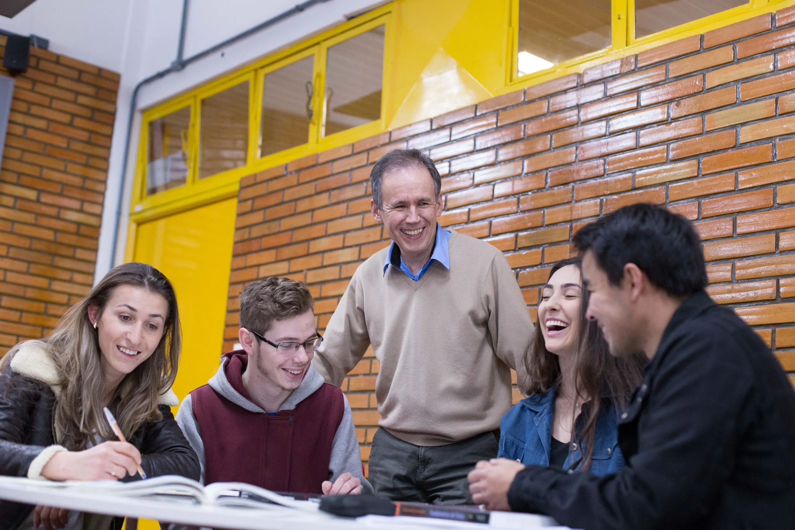 Professor e alunos exploram ciência e tecnologia: as licenciaturas em Exatas da PUCPR preparam profissionais com bolsas de até 60%.
