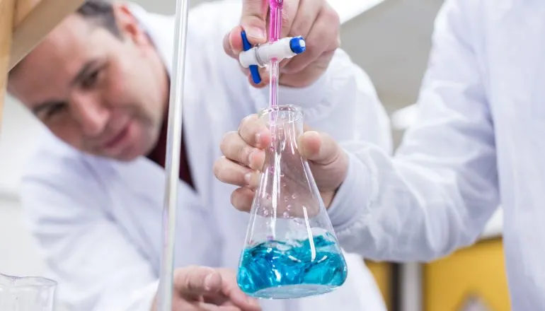 Formação que transforma: professor e alunos da PUCPR desenvolvem habilidades em Matemática, Física e Química com bolsas de até 60%