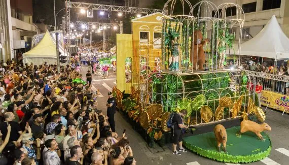 Escola de samba curitibana homenageia Festival de Parintins no carnaval