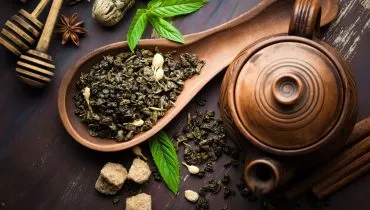 Chás de ervas e plantas naturais fazem parte da cultura popular brasileira e são conhecidos por serem aliados da saúde (Imagem: Zadorozhnyi Viktor | Shutterstock)