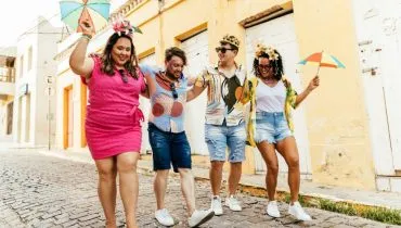 Cuidados simples com a saúde no Carnaval fazem toda a diferença e ajudam a evitar imprevistos (Imagem: Kleber Cordeiro | Shutterstock)