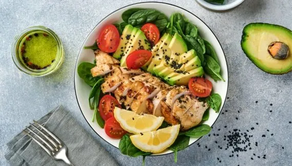 10 saladas proteicas e refrescantes para os dias quentes