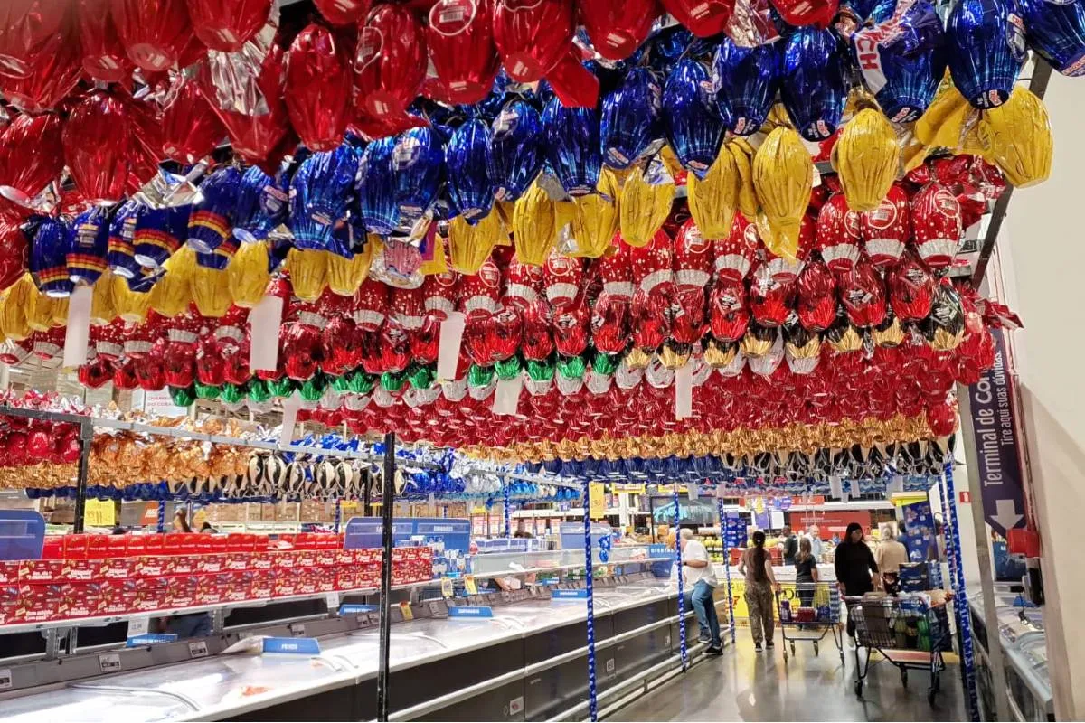 Imagem mostra ovos de pascoa já disponíveis para a venda em supermercados do Paraná.
