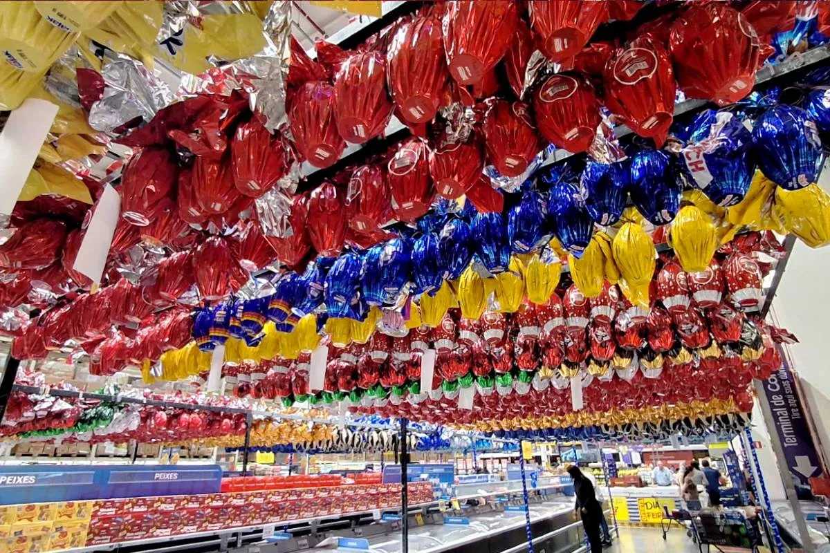 Imagem mostra ovos de pascoa já disponíveis para a venda em supermercados do Paraná.