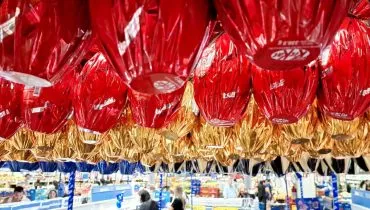 Imagem mostra ovos de pascoa já disponíveis para a venda em supermercados do Paraná.