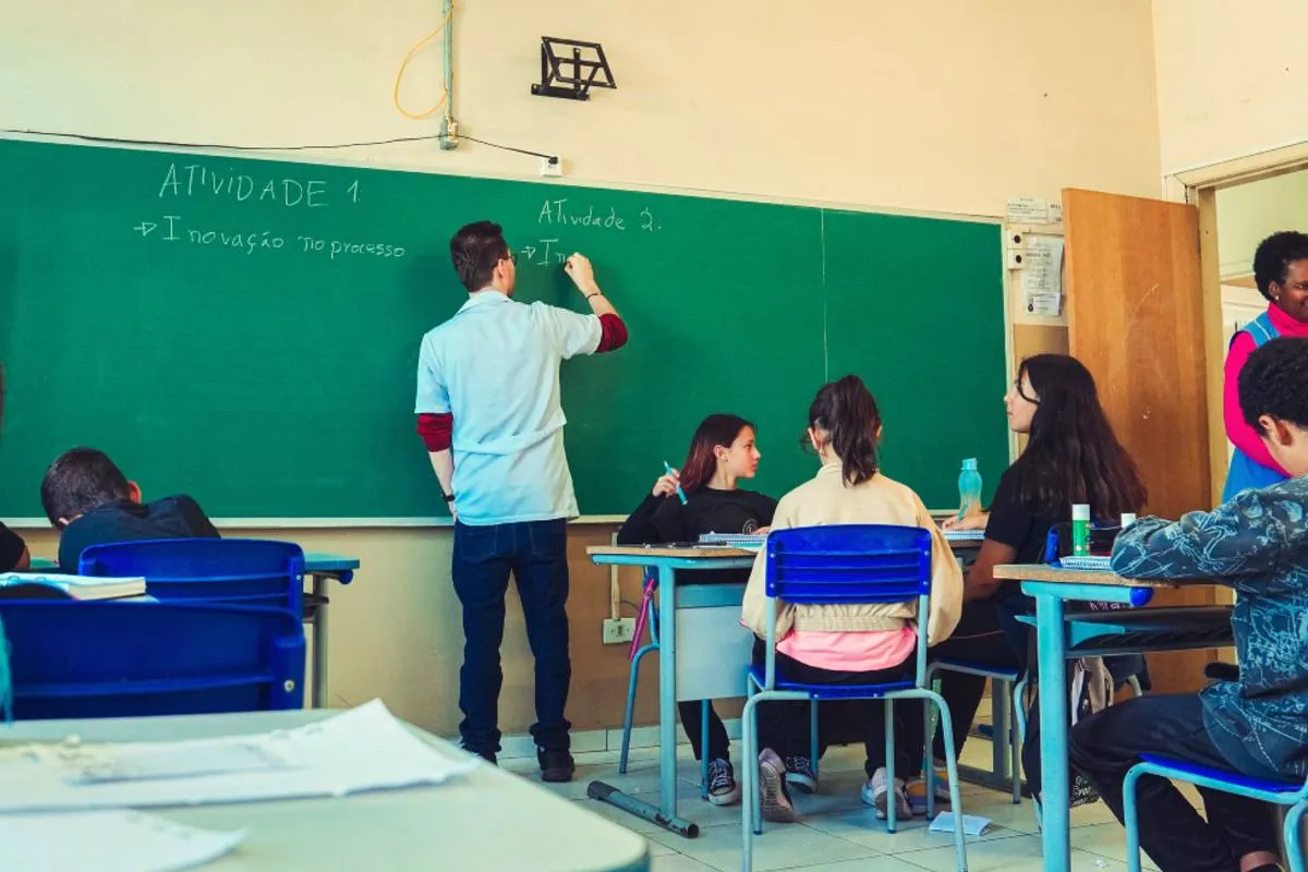 Imagem mostra um professor dando aula em uma escola pública no Paraná.