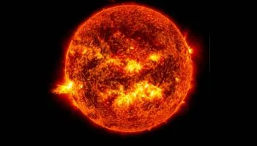 Imagem mostra um close do sol com uma explosão que gerou uma tempestade solar.