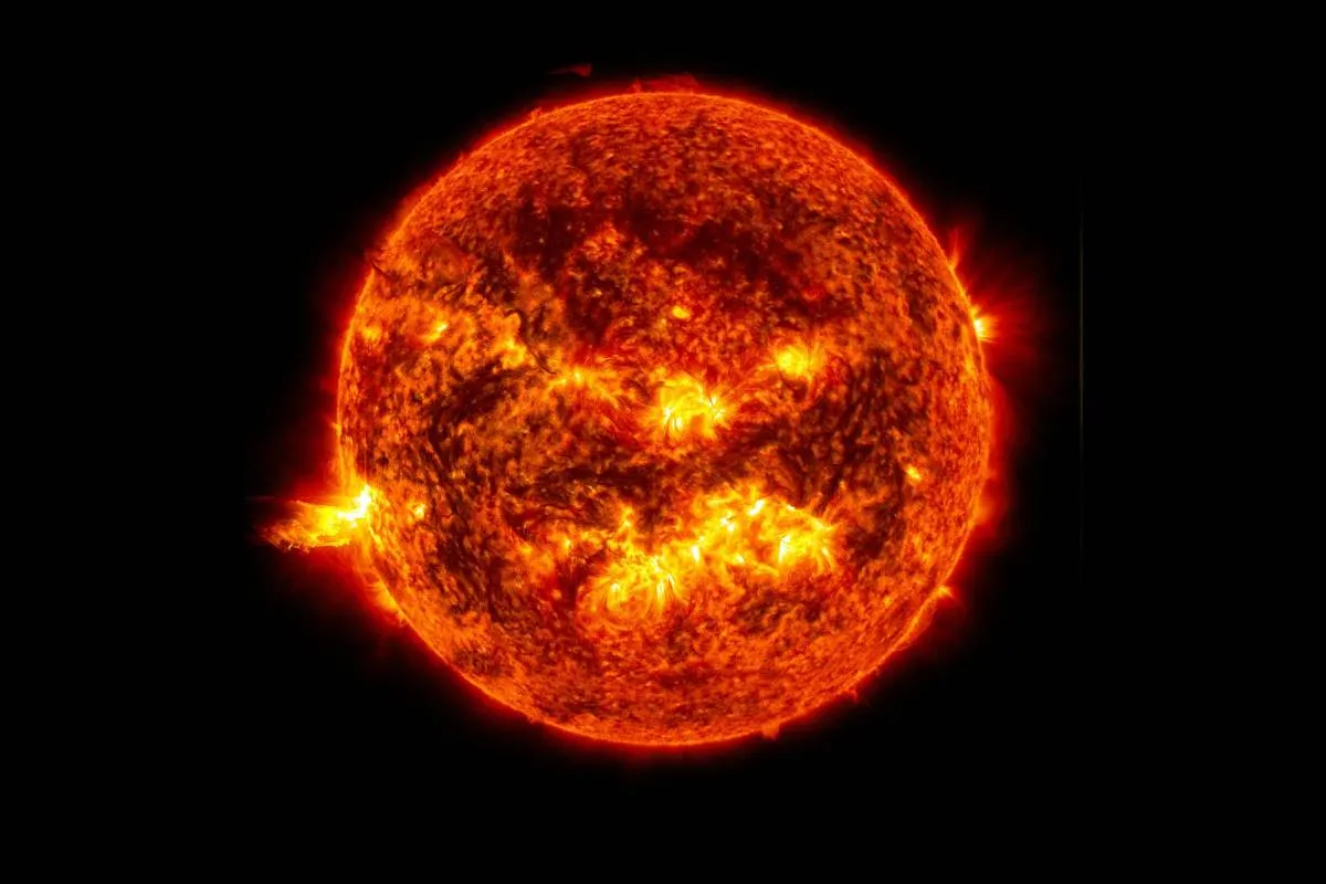 Imagem mostra um close do sol com uma explosão que gerou uma tempestade solar.