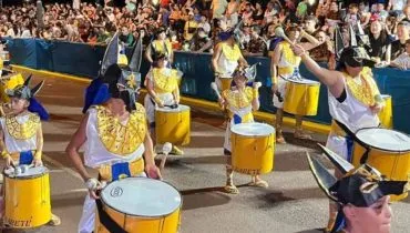 Imagem mostra um momento do Carnaval de Puerto Iguazu
