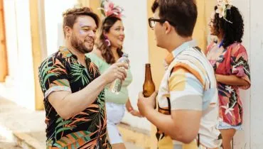 Pessoas com hipertensão e diabetes devem redobrar os cuidados com a saúde no Carnaval (Imagem: Kleber Cordeiro | Shutterstock)