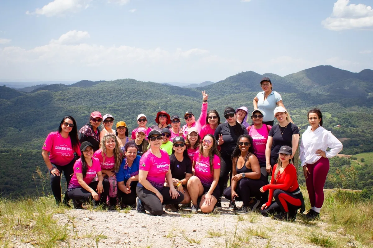 grupo de mulheres se une para fazer trilhas e superar desafios