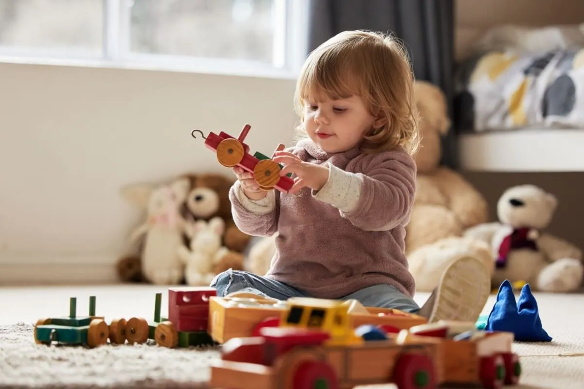 Presença, limites e afeto são o conjunto essencial para uma educação firme e acolhedora (Imagem: PeopleImages | Shutterstock)