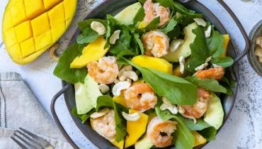 Salada com camarão e castanha-de-caju (Imagem: Elena Hramova | Shutterstock)