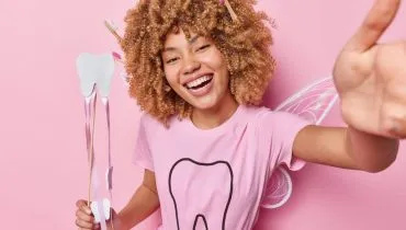 Com roupas do dia a dia, peças de brechó e acessórios, é possível arrasar no Carnaval com estilo e consciência (Imagem: Estúdio Wayhome | Shutterstock)