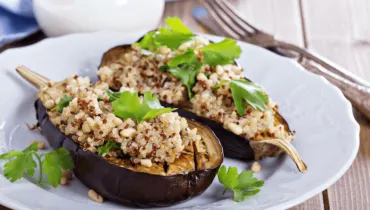 Berinjela recheada com quinoa (Imagem: Elena Veselova | Shutterstock)