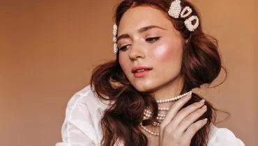 Penteados para os cabelos no Carnaval traduzem a energia da festa (Imagem: Look Studio | Shutterstock)