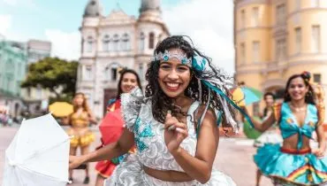 A resistência do corpo no Carnaval também pode ser influenciada por fatores genéticos (Imagem: AT Global | Shutterstock)