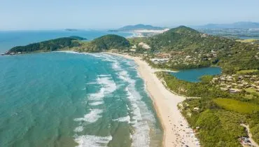 Entre praias, trilhas e gastronomia autoral, a Praia do Rosa é um destino completo para quem busca relaxar ou se aventurar (Imagem: Viagens e Caminhos | Shutterstock)
