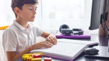 Ambientes escolares acessíveis são essenciais para garantir igualdade no aprendizado de alunos com deficiência visual (Imagem: Mishchenko Svitlana | Shutterstock)