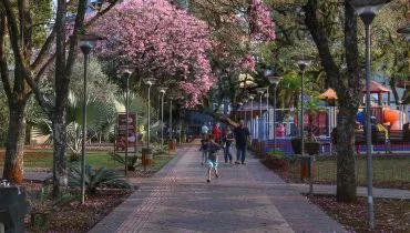 Semana começa quente no Paraná, mas frente fria traz chuva perto do Carnaval