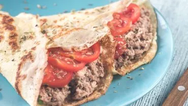 Crepe de aveia com atum (Imagem: Alexander Prokopenko | Shutterstock)