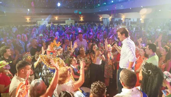 Baile de Carnaval reúne 600 idosos em Curitiba com entrega da chave da cidade