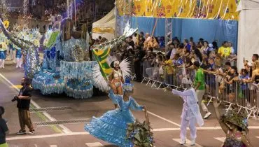 Imagem mostra um desfile de carnaval em Curitiba