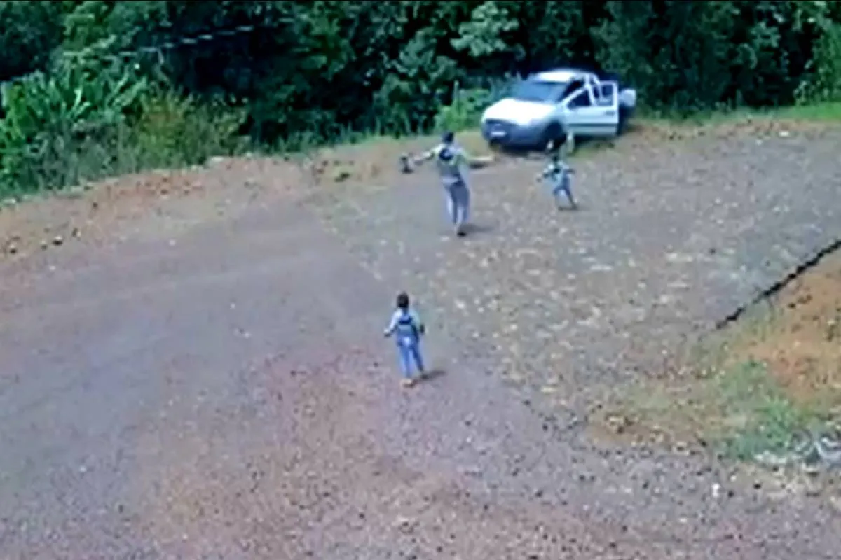 Imagem mostra o carro desgovernado e as duas crianças a salvo com o pai.