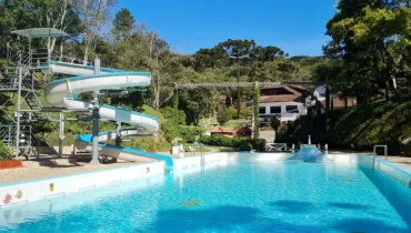 Imagem mostra a piscina da Estância Oro Fino.