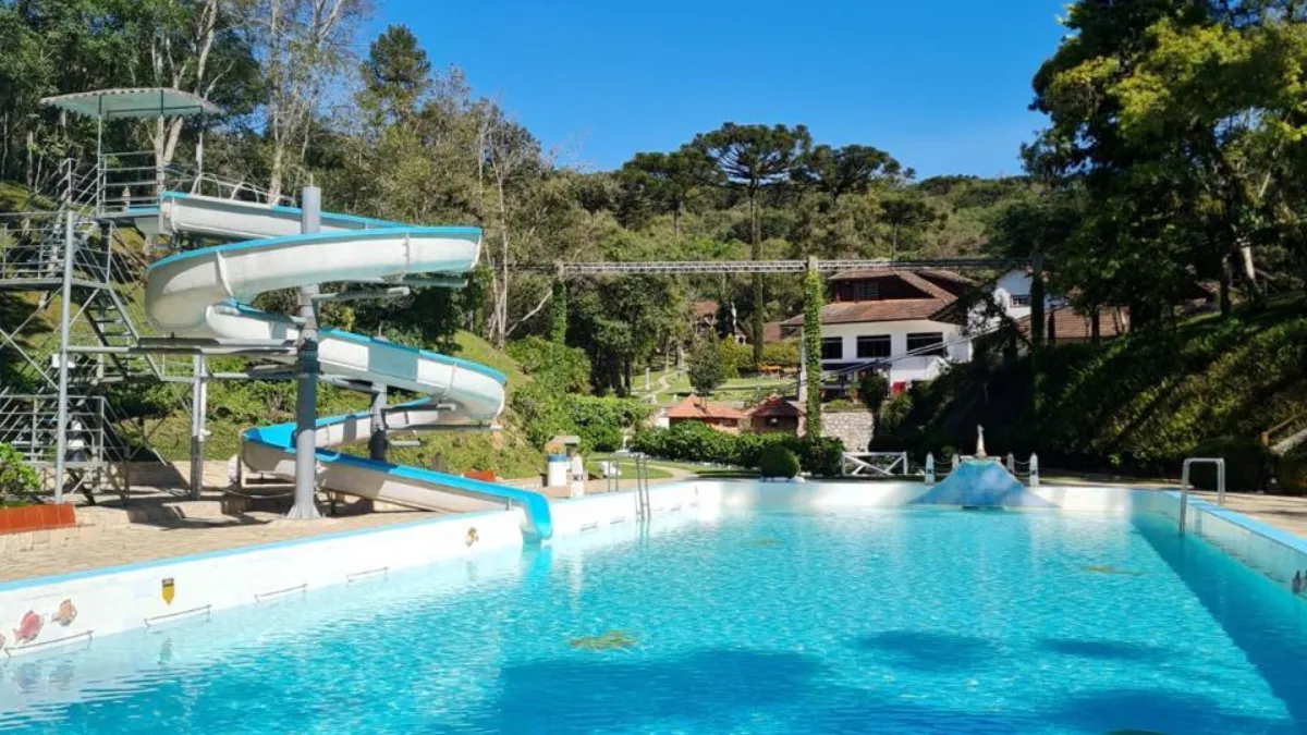 Imagem mostra a piscina da Estância Oro Fino.