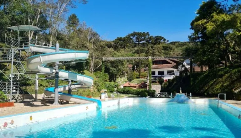 Imagem mostra a piscina da Estância Oro Fino.
