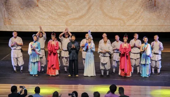 Bloco Asiático estreia no Carnaval de Curitiba com danças e artes marciais