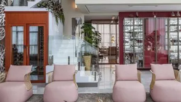 O bar integrado à cristaleira organiza as bebidas e valoriza a área social (Projeto: Cristiane Schiavoni | Imagem: Carlos Piratininga)