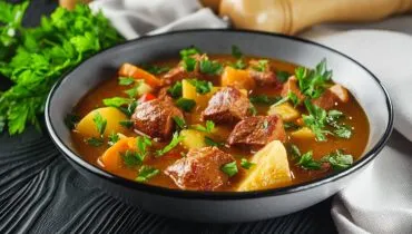 Coxão duro com batata e cenoura (Imagem: Narsil | Shutterstock)