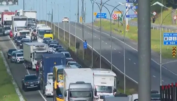 Mega congestionamento na BR-116 trava motoristas após crime e falha em carreta