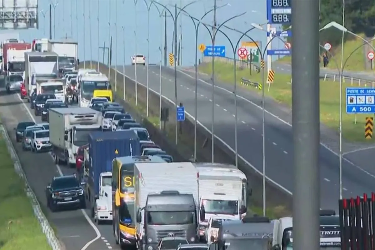 Imagem mostra um grande congestionamento na BR-116.