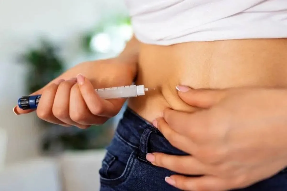 Imagem mostra uma pessoa aplicando uma caneta emagrecedora.