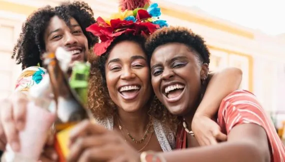 Álcool e energético no Carnaval: entenda os riscos da combinação