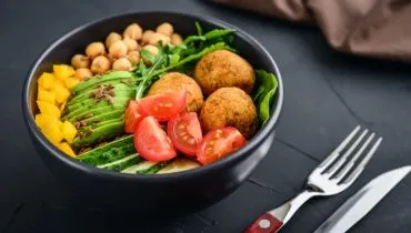 Bowl com falafel, grão-de-bico e vegetais (Imagem: mama_mia | Shutterstock)