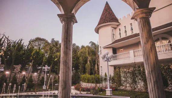 No Castello Reale, o casamento ganha cenário cinematográfico, arquitetura de palácio e luz perfeita para registros que parecem capa de revista.