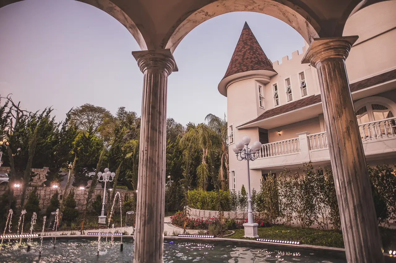 No Castello Reale, o casamento ganha cenário cinematográfico, arquitetura de palácio e luz perfeita para registros que parecem capa de revista.