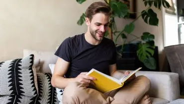 Livros para o Carnaval são ótimas companhias, seja entre um desfile e outro ou nos momentos tranquilos de descanso (Imagem: F8 studio | Shutterstock)