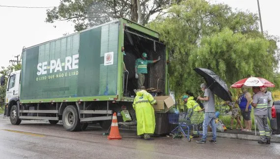 Curitiba oferece troca de recicláveis por alimentos em 14 bairros nesta quinta
