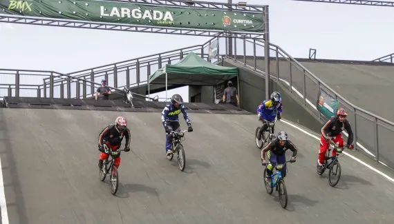 Atletas da seleção brasileira de BMX treinam em Curitiba nesta semana