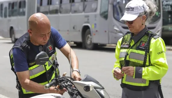 Curitiba realiza blitz educativa com instalação de antenas corta-pipas