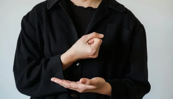 Plataforma oferece curso online e gratuito de Libras com foco em inclusão social