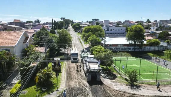 Rua no Xaxim recebe novo asfalto após obra de macrodrenagem