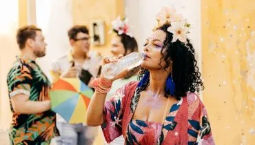 A hidratação é um ponto essencial de cuidado nos dias de folia (Imagem: Kleber Cordeiro | Shutterstock)