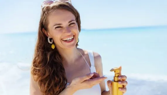 7 dicas para proteger o cabelo do sol, do mar e do cloro no verão