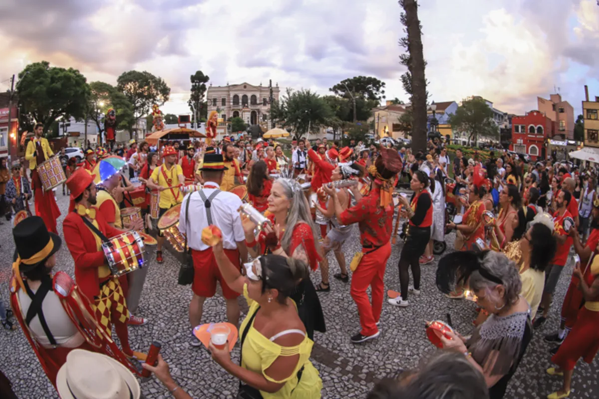 carnaval no largo da ordem, em curitiba